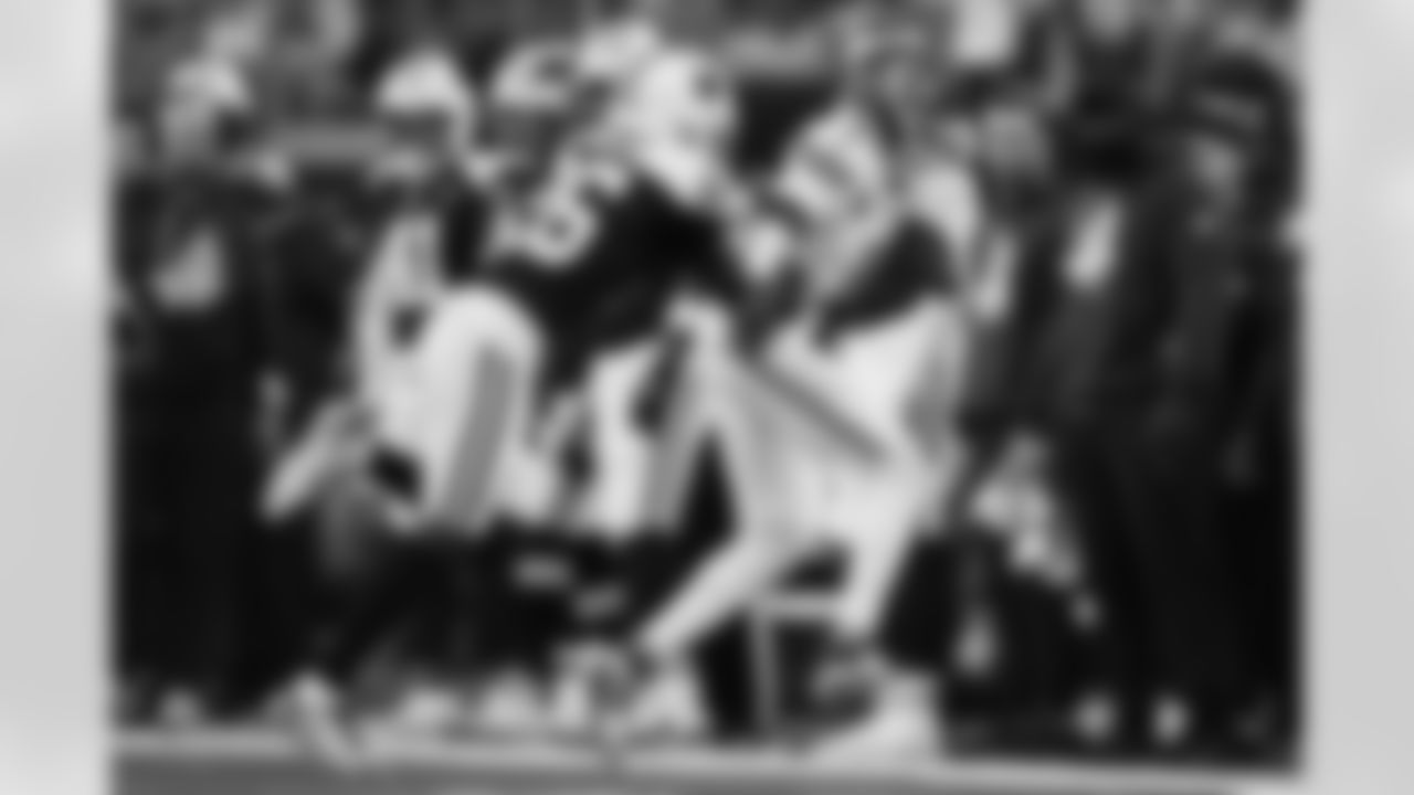 Kansas City Chiefs wide receiver Xavier Worthy (1) runs the ball during a week 13 NFL football game against the Dallas Cowboys on Thursday, November 27, 2025 in Arlington, TX.