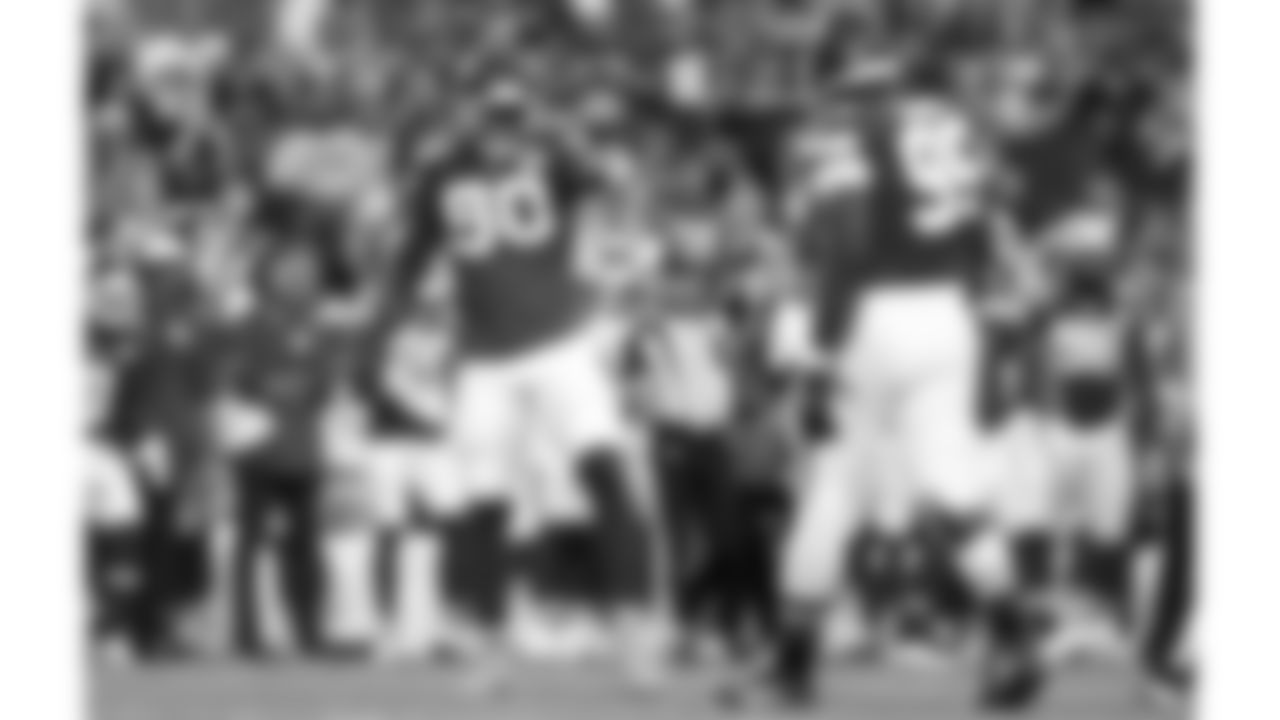 Kansas City Chiefs defensive end Charles Omenihu (90) points to defensive tackle Chris Jones (95) during a preseason week 3 NFL football game against the Chicago Bears, Friday, August 22, 2025 in Kansas City, MO.