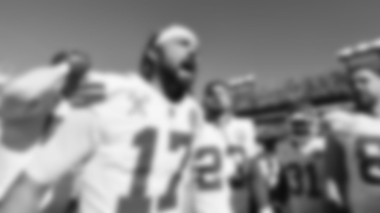 Kansas City Chiefs quarterback Gardner Minshew (17) speaks to the team in the huddle prior to a week 16 NFL Football game against the Tennessee Titans on Sunday, December 21, 2025 in Nashville, Tennessee.
