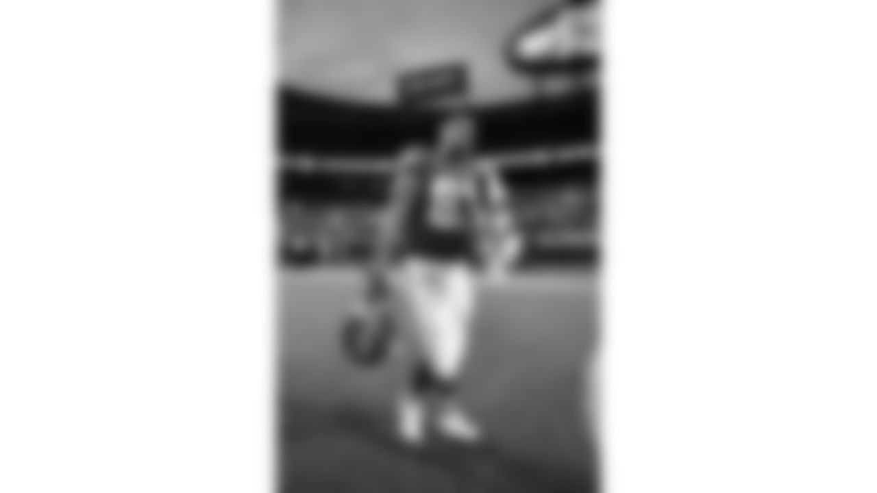 Kansas City Chiefs tightend Travis Kelce (87) on the field prior to the week 6 NFL football game against the Detroit Lions, Sunday, October 12, 2025 in Kansas City, MO.
