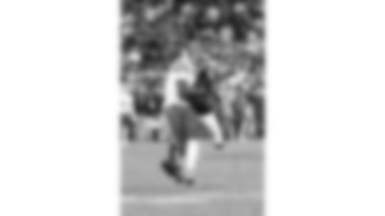 Kansas City Chiefs wide receiver Hollywood Brown (5) catches the ball during a week 18 NFL football game against the Las Vegas Raiders, Sunday, January 4, 2026 in Las Vegas, NV.