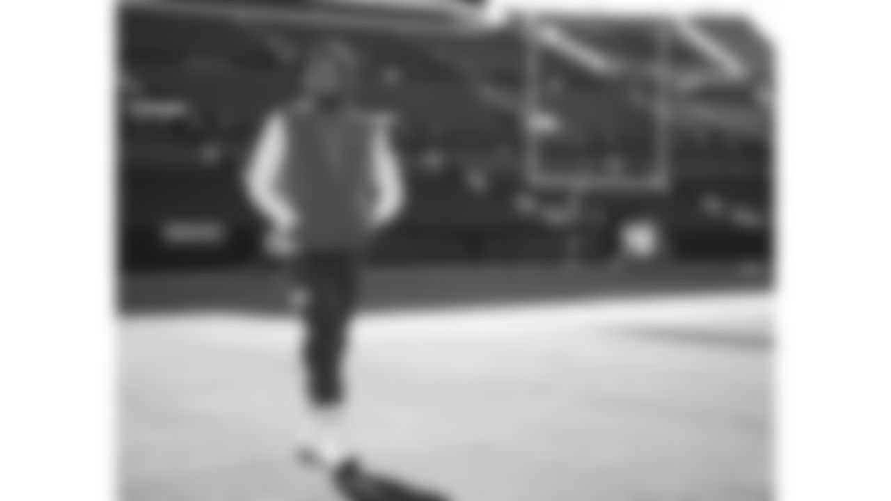 Kansas City Chiefs quarterback Patrick Mahomes (15) warms up prior to a week 11 NFL Football game against the Denver Broncos on Sunday, November 16, 2025 in Denver, Colorado.