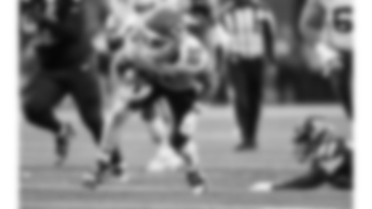 Kansas City Chiefs tight end Robert Tonyan (85) runs with the ball during a preseason week 2 NFL football game against the Seattle Seahawks, Friday, August 15, 2025 in Seattle, WA.