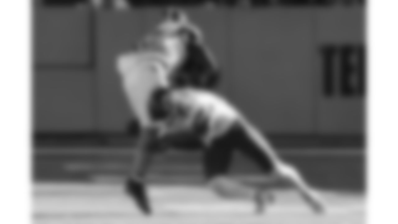 Kansas City Chiefs defensive back Jaden Hicks (21) makes a tackle during a week 16 NFL Football game against the Tennessee Titans on Sunday, December 21, 2025 in Nashville, Tennessee.