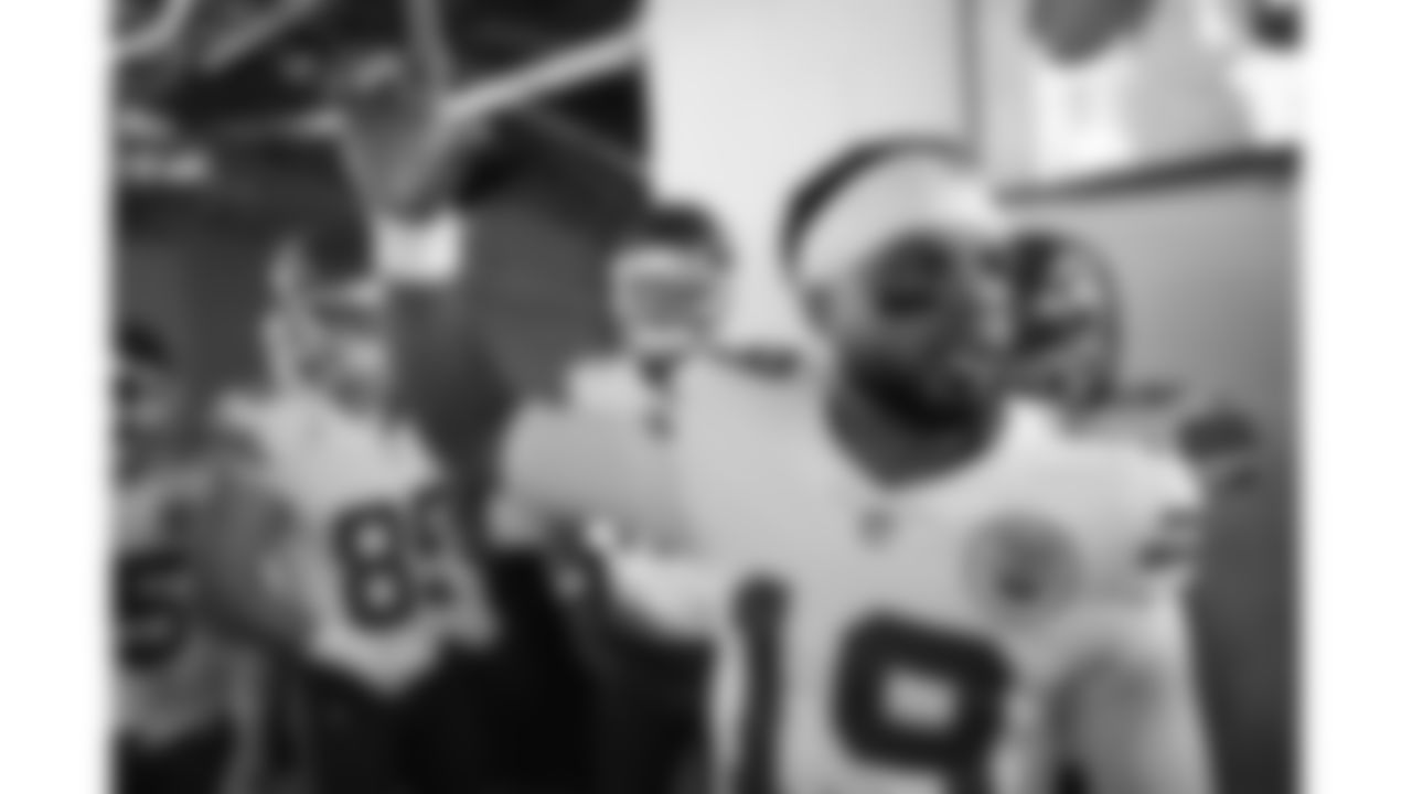 Kansas City Chiefs quarterback Chris Oladokun (19) in the huddle prior to a week 18 game against the Las Vegas Raiders on Sunday, January 3, 2026.