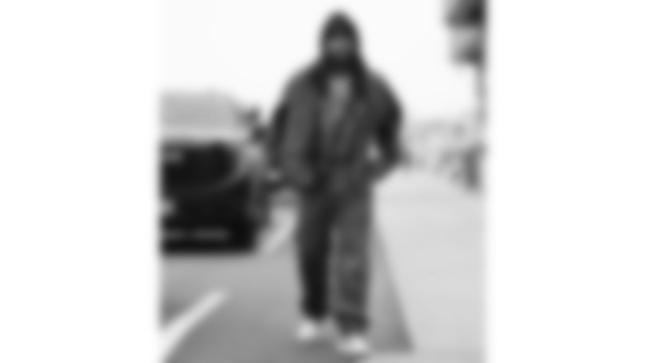 Kansas City Chiefs running back Kareem Hunt (29) arrives prior to a week 12 NFL Football game against the Indianapolis Colts on Sunday, November 23, 2025 in Kansas City, MO