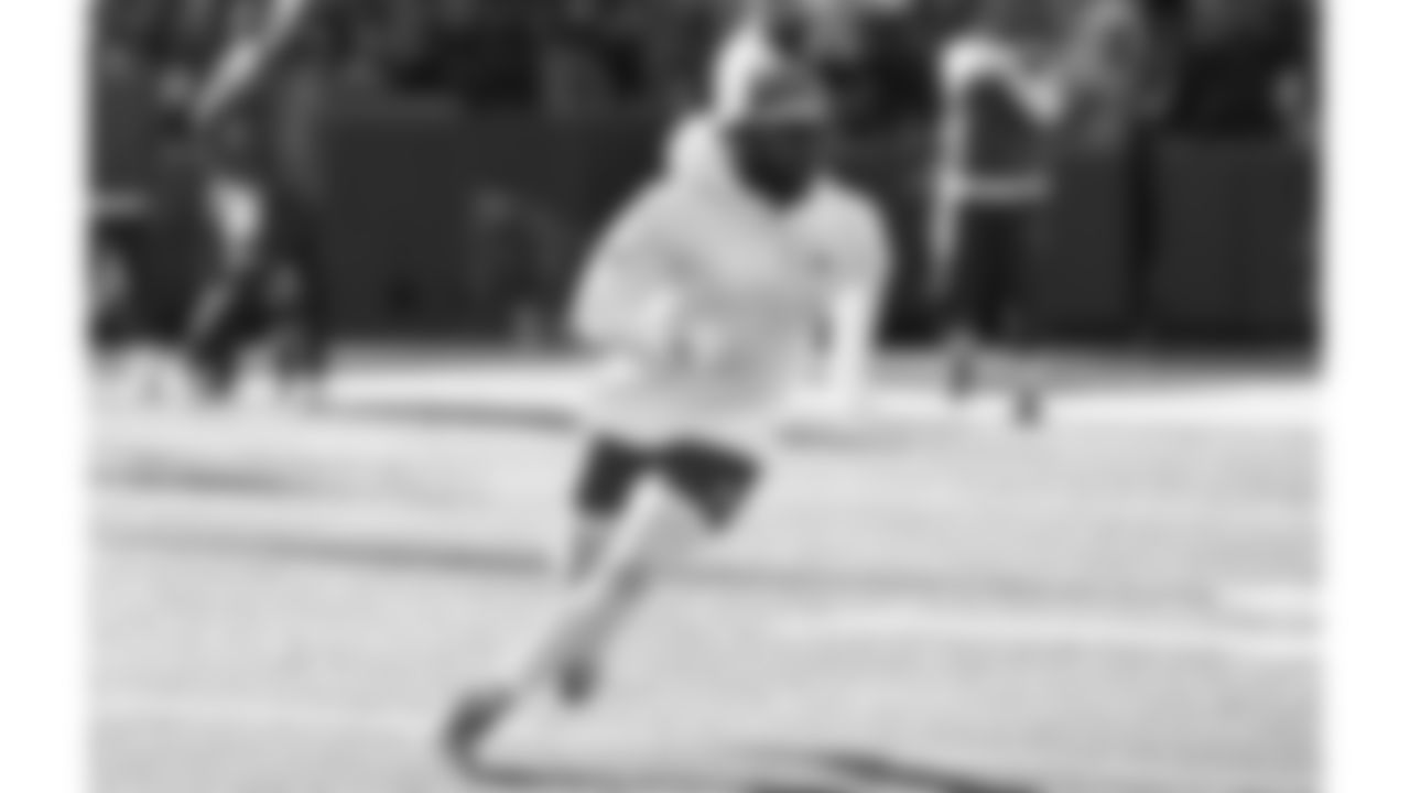 Kansas City Chiefs wide receiver JuJu Smith-Schuster (9) warms up prior to a week 9 NFL football game against the Buffalo Bills, Sunday, November 2, 2025 in Buffalo, NY