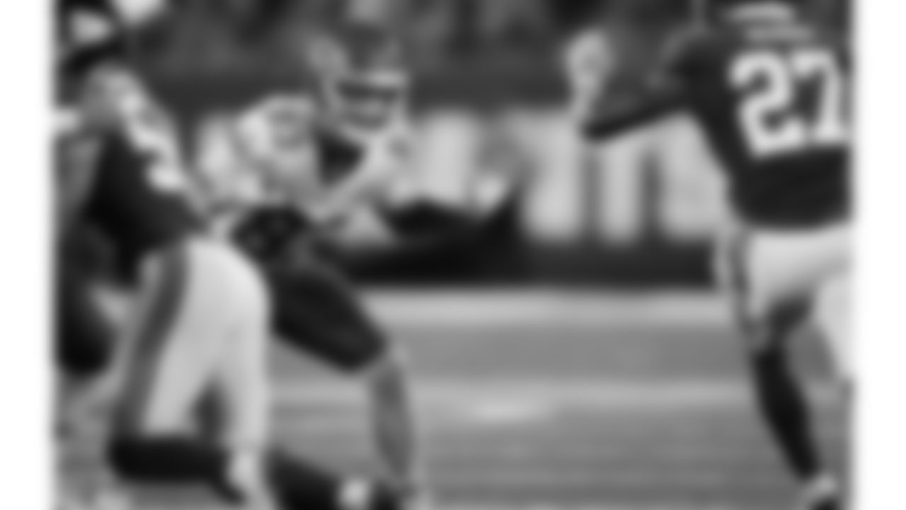 Kansas City Chiefs tight end Noah Gray (83) blocks a defender during a week 3 NFL Football game against the New York Giants on Sunday, September 21, 2025 at MetLife Stadium in East Rutherford, New Jersey.