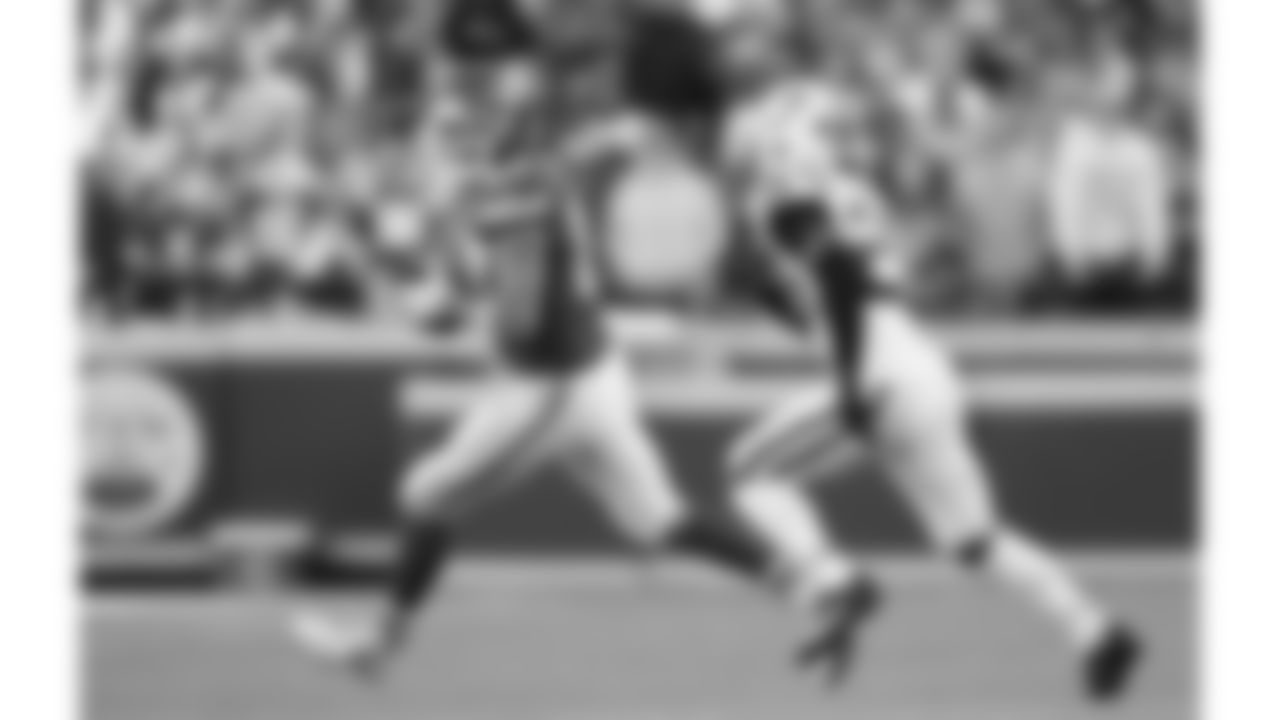 Kansas City Chiefs tight end Travis Kelce (87) runs with the ball during a week 12 NFL football game against the Indianapolis Colts, Sunday, November 23, 2025 in Kansas City, MO.