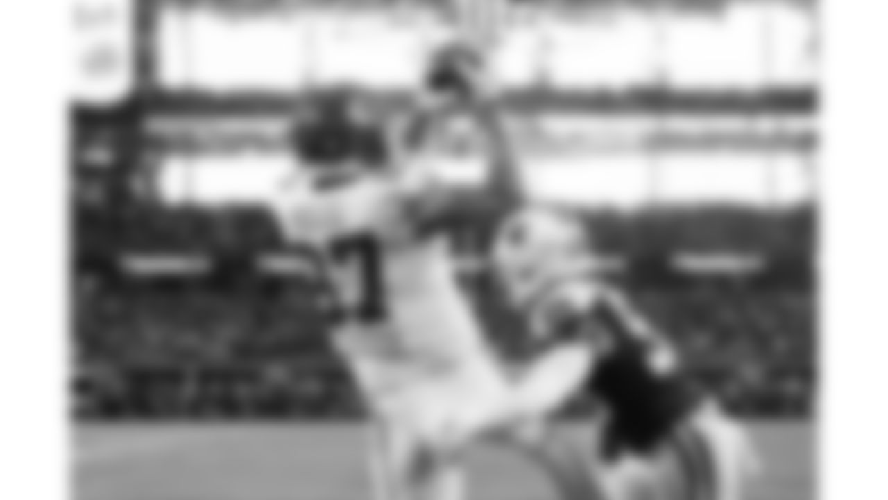 Kansas City Chiefs tight end Travis Kelce (87) scores a touchdown during a week 13 NFL Football game against the Dallas Cowboys on Thursday, November 27, 2025 in Dallas, Texas.