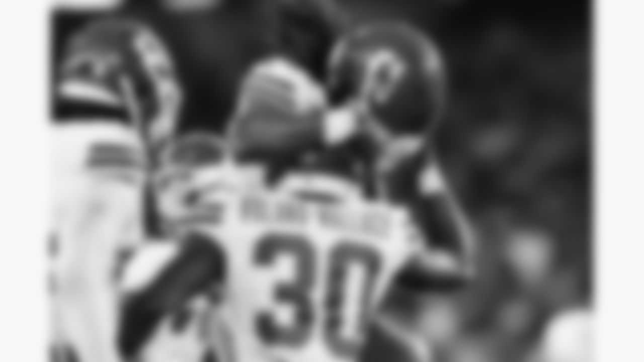 Kansas City Chiefs defensive back Nohl Williams (20) celebrates with cornerback Chris Roland-Wallace (30) during a preseason week 1 NFL football game against the Arizona Cardinals, Saturday, August 9, 2025 in Glendale, AZ.