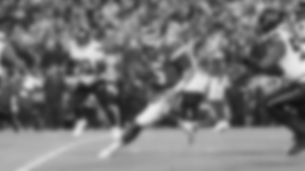 Kansas City Chiefs quarterback Patrick Mahomes (15) scrambles during an NFL week 14 matchup against the Houston Texans, Sunday December 7, 2025.