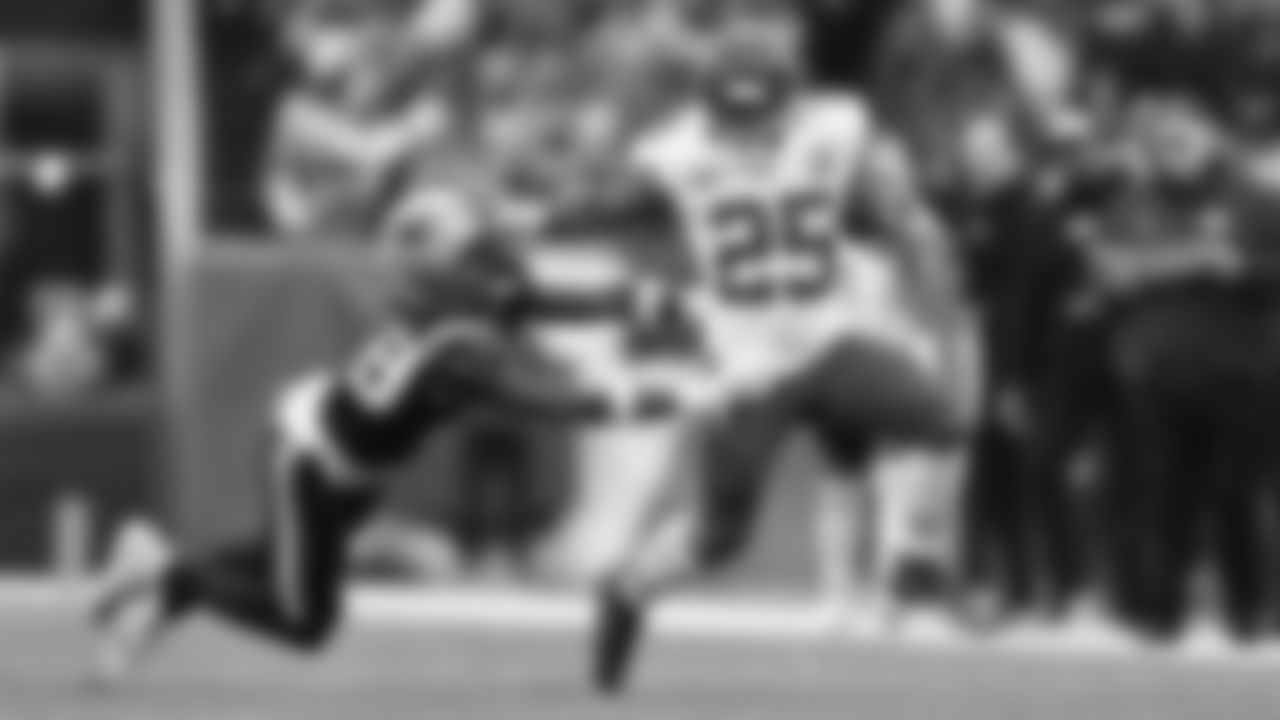 Kansas City Chiefs running back Clyde Edwards-Helaire (25) during the regular season Week 15 NFL Football Game in Foxborough, MA on Sunday, December 17, 2023.