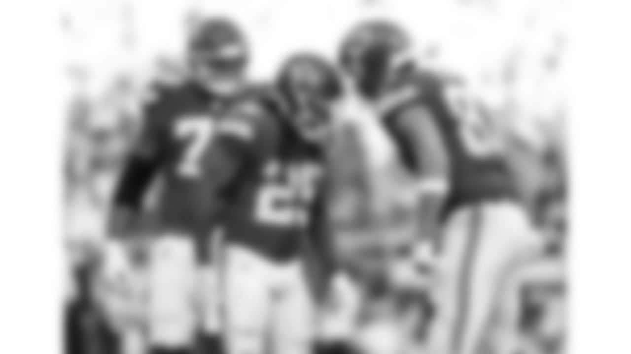 Kansas City Chiefs running back Kareem Hunt (29) and tight end Travis Kelce (87) celebrate during a week 12 NFL football game against the Indianapolis Colts, Sunday, November 23, 2025 in Kansas City, MO.