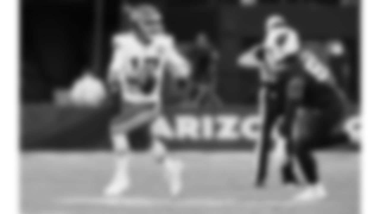 Kansas City Chiefs quarterback Gardner Minshew (17) runs with the ball during a preseason week 1 NFL football game against the Arizona Cardinals, Saturday, August 9, 2025 in Glendale, AZ.