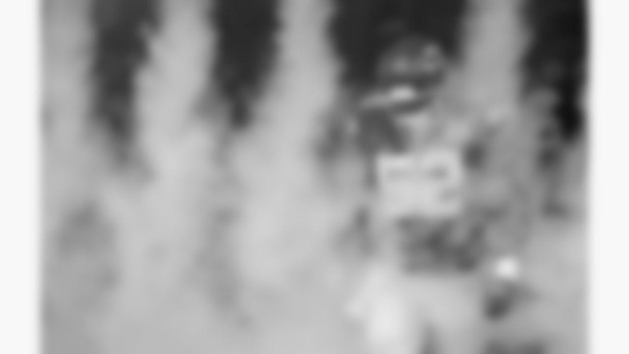 Kansas City Chiefs center Creed Humphrey (52) runs out from the tunnel prior to the week 2 NFL football game against the Philadelphia Eagles, Sunday, September 14, 2025 in Kansas City, MO.