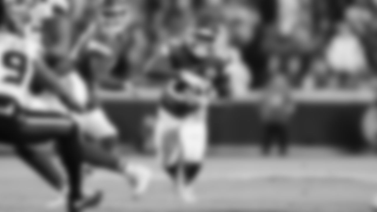 Kansas City Chiefs running back Kareem Hunt (29) runs the ball during an NFL week 14 matchup against the Houston Texans, Sunday December 7, 2025.