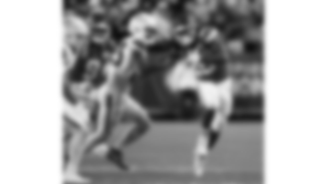 Kansas City Chiefs running back Kareem Hunt (29) runs with the ball during a week 17 NFL football game against the Denver Broncos, Thursday, December 25, 2025 in Kansas City, MO.