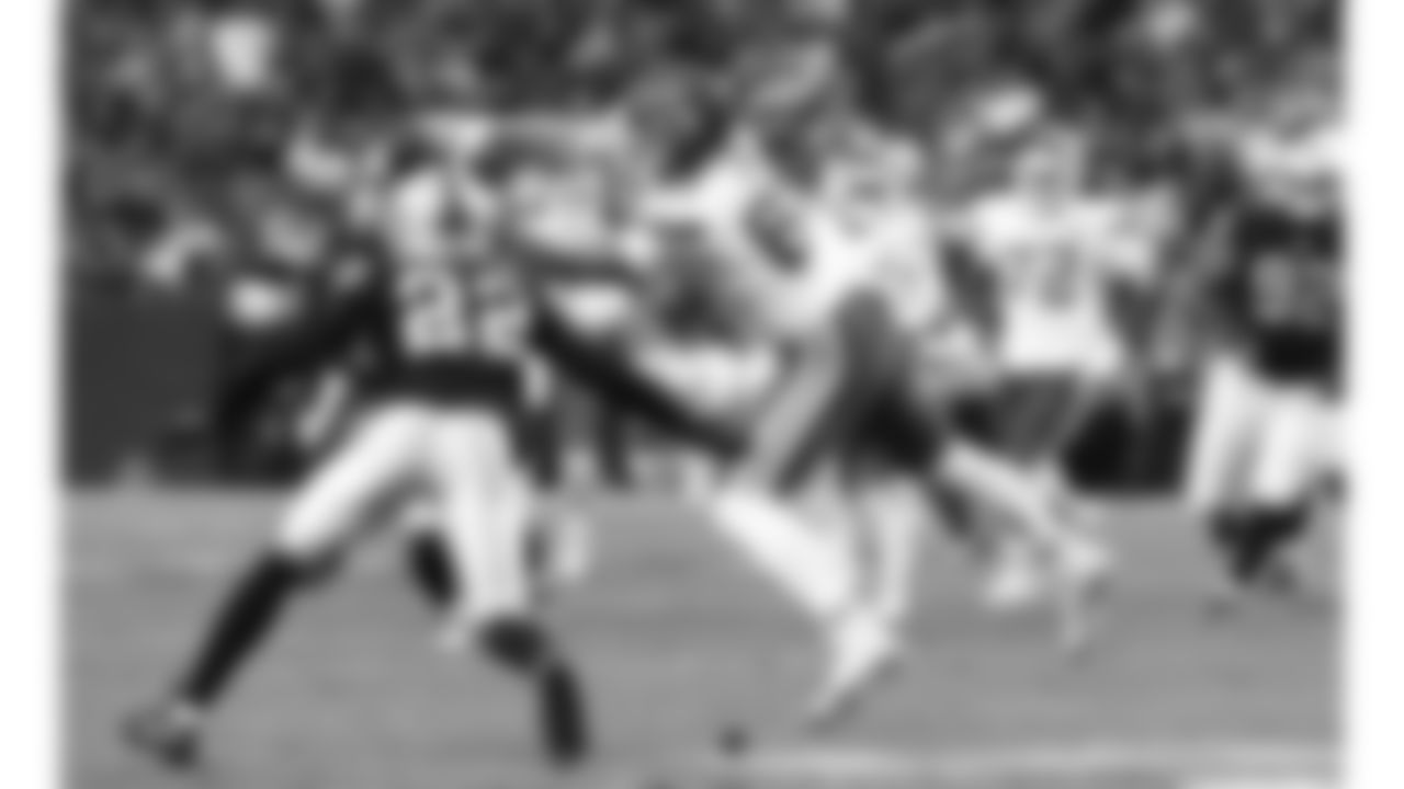 Kansas City Chiefs tight end Noah Gray (83) catches the ball during a week 18 NFL football game against the Las Vegas Raiders, Sunday, January 4, 2026 in Las Vegas, NV.