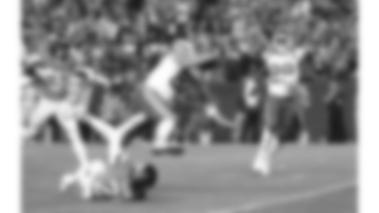 Kansas City Chiefs tight end Travis Kelce (87) runs with the ball during a week 11 NFL football game against the Denver Broncos, Sunday, November 16, 2025 in Denver, CO.