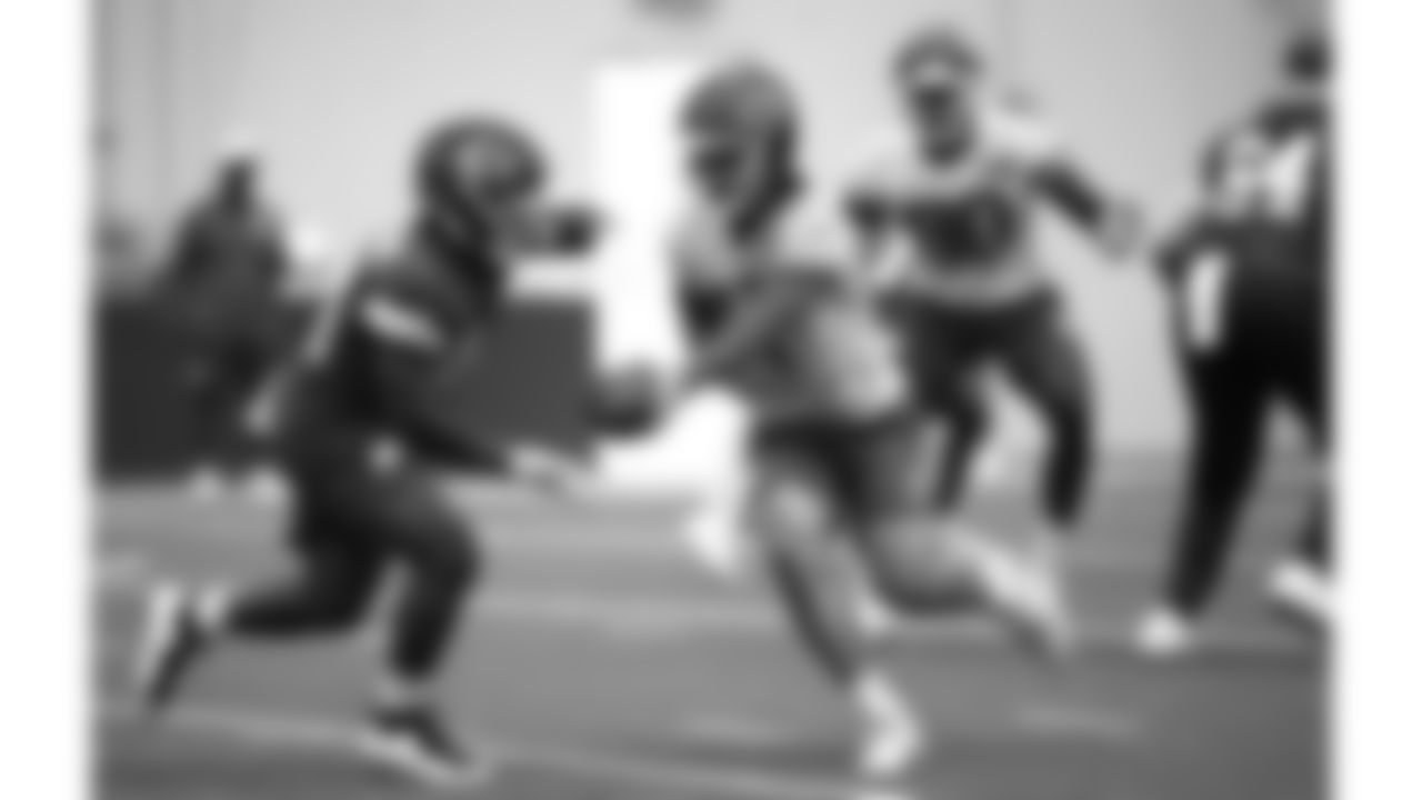 Kansas City Chiefs quarterback Gardner Minshew (17) and running back Clyde Edwards-Helaire (44) during practice on Thursday, September 18, 2025 in Kansas City, MO.