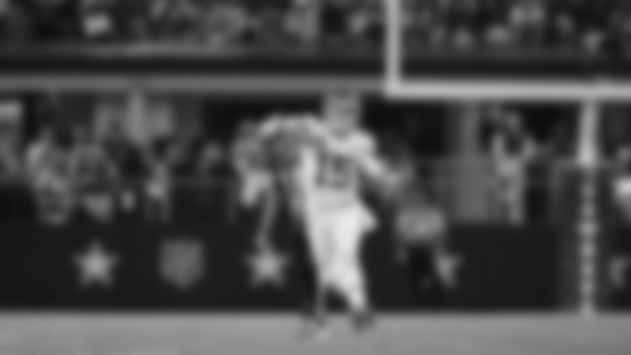 Kansas City Chiefs quarterback Patrick Mahomes (15) throws a pass during a week 13 NFL football game against the Dallas Cowboys on Thursday, November 27, 2025 in Arlington, TX.