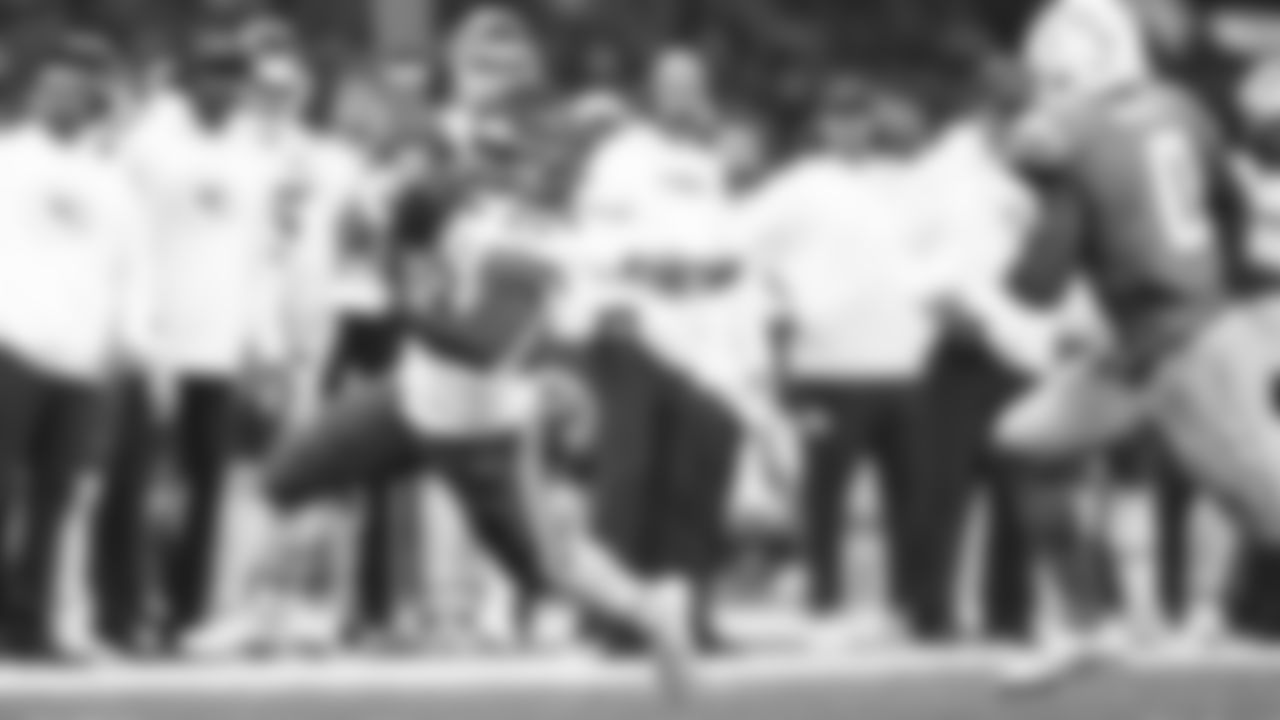 Kansas City Chiefs running back Kareem Hunt (29) runs the ball during a week 1 NFL football game against the Los Angeles Chargers at Arena Corinthians in São Paulo, Brazil on September 5, 2025.