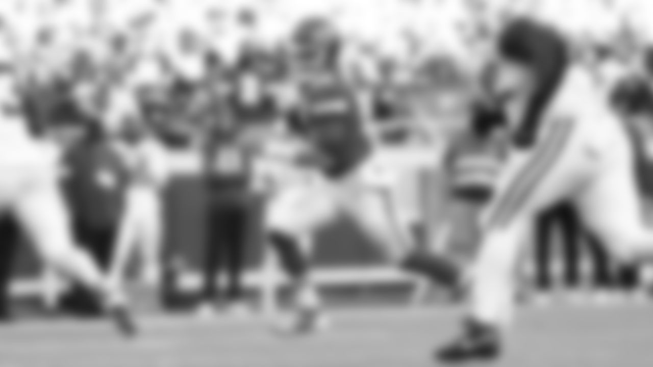 Kansas City Chiefs quarterback Patrick Mahomes (15) scrambles during a week 12 NFL Football game against the Indianapolis Colts on Sunday, November 23, 2025 in Kansas City, MO