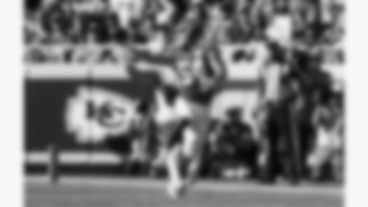 Kansas City Chiefs linebacker Leo Chenal (54) picks off the ball in front of Baltimore Ravens tight end Mark Andrews (89) during the week 4 NFL football game, Sunday, September 28, 2025 in Kansas City, MO.