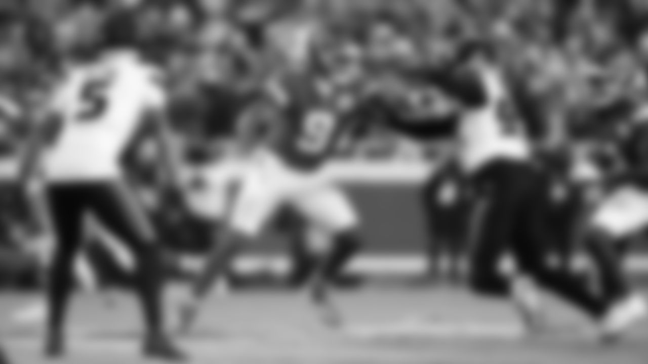 Kansas City Chiefs wide receiver JuJu Smith-Schuster (9) blocks during an NFL week 14 matchup against the Houston Texans, Sunday December 7, 2025.