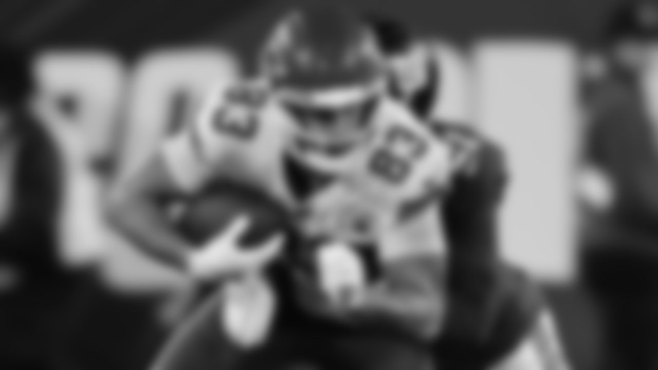 Kansas City Chiefs tight end Noah Gray (83) runs with the ball during the week 3 NFL football game against the New York Giants, Sunday, September 21, 2025 in East Rutherford, NJ.