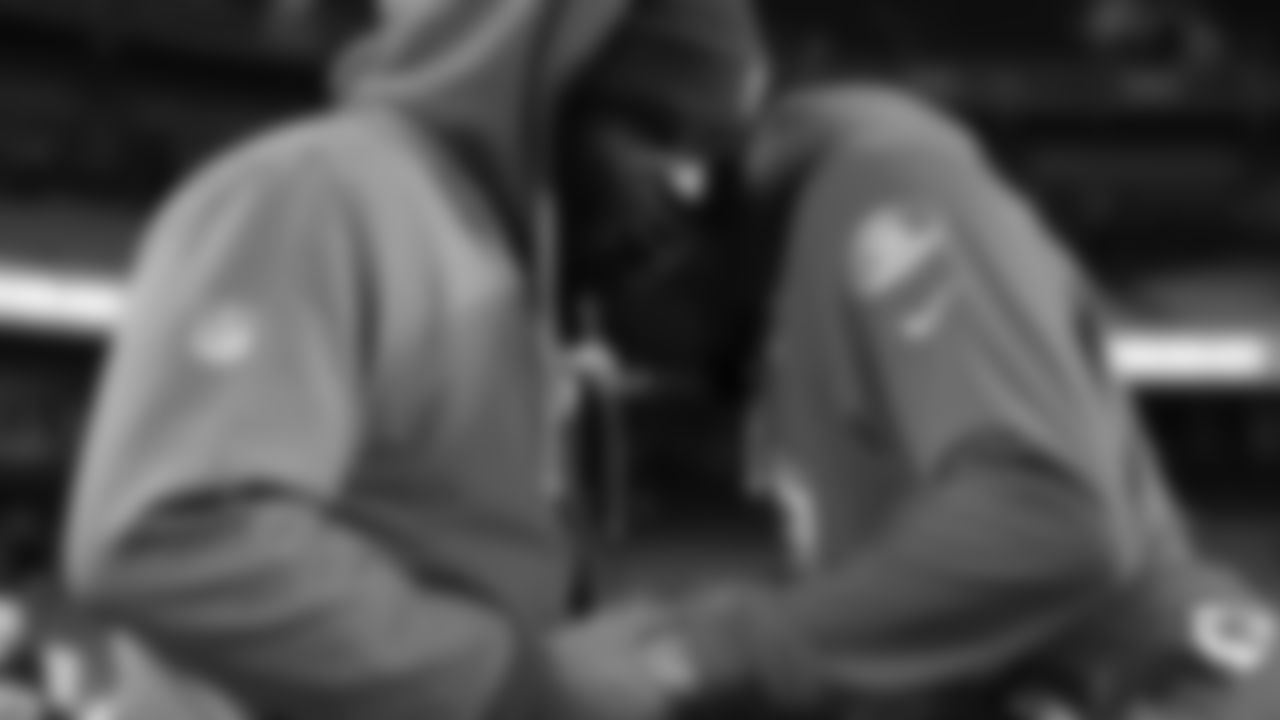 Kansas City Chiefs safety Bryan Cook (6) prays prior to an NFL week 14 matchup against the Houston Texans, Sunday December 7, 2025.