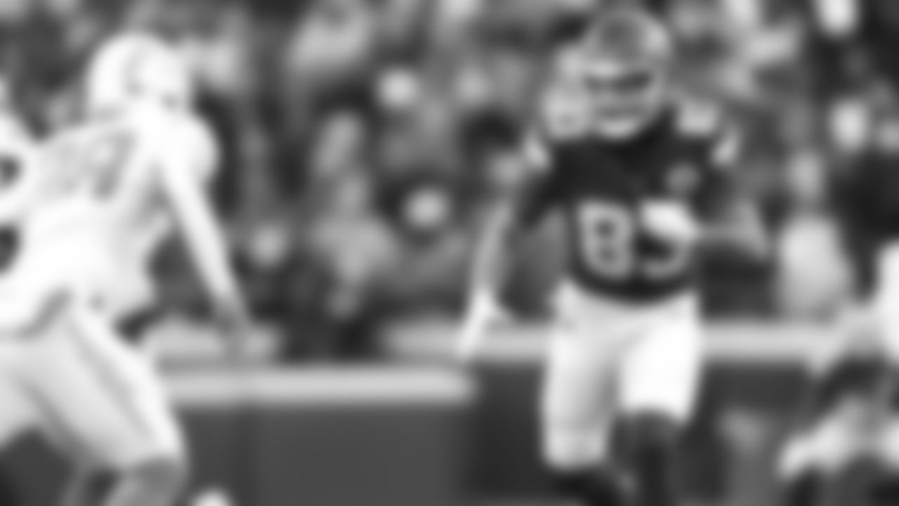 Kansas City Chiefs tight end Noah Gray (83) in position during an NFL week 15 matchup against the Los Angeles Chargers, Sunday December 14, 2025.