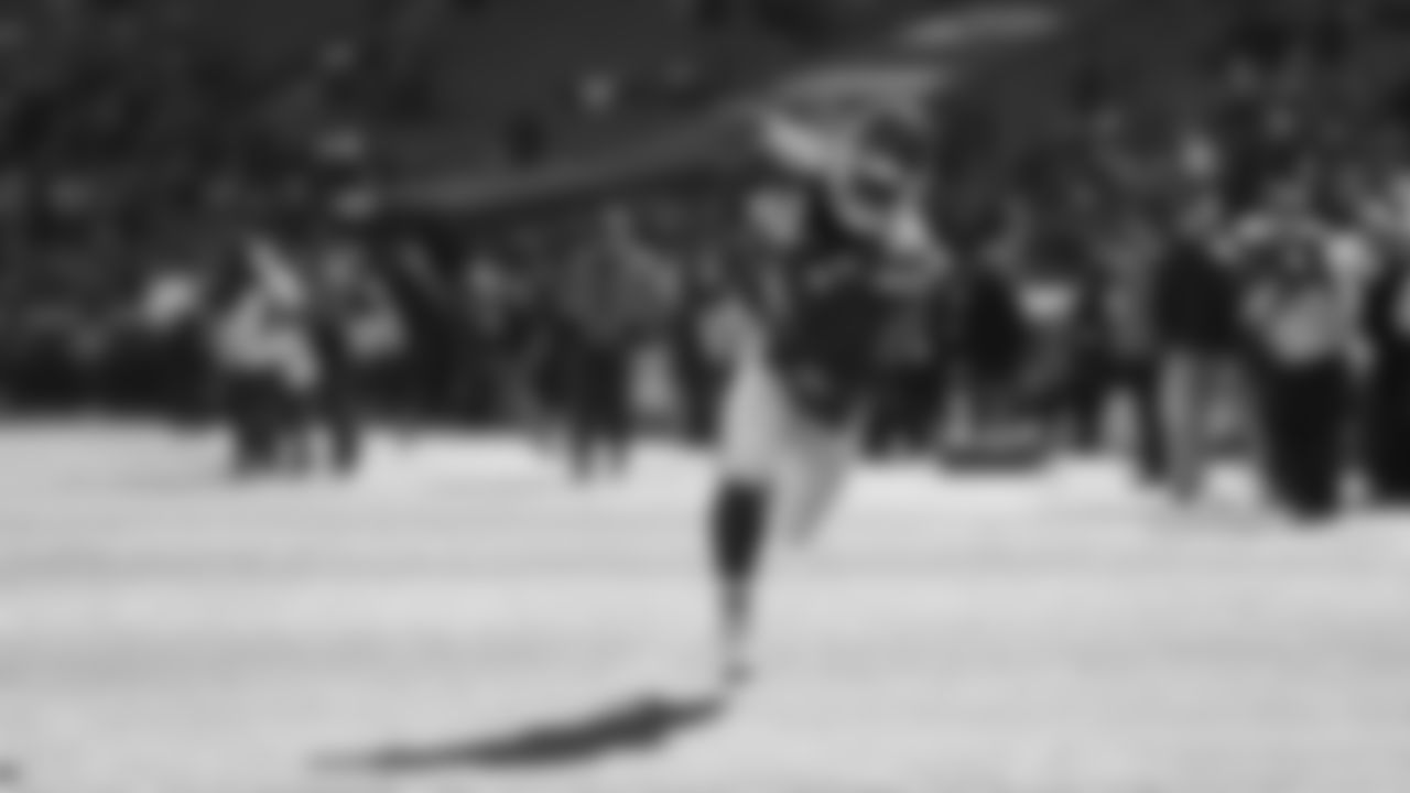 Kansas City Chiefs running back Kareem Hunt (29) warms up prior to an NFL week 15 matchup against the Los Angeles Chargers, Sunday December 14, 2025.