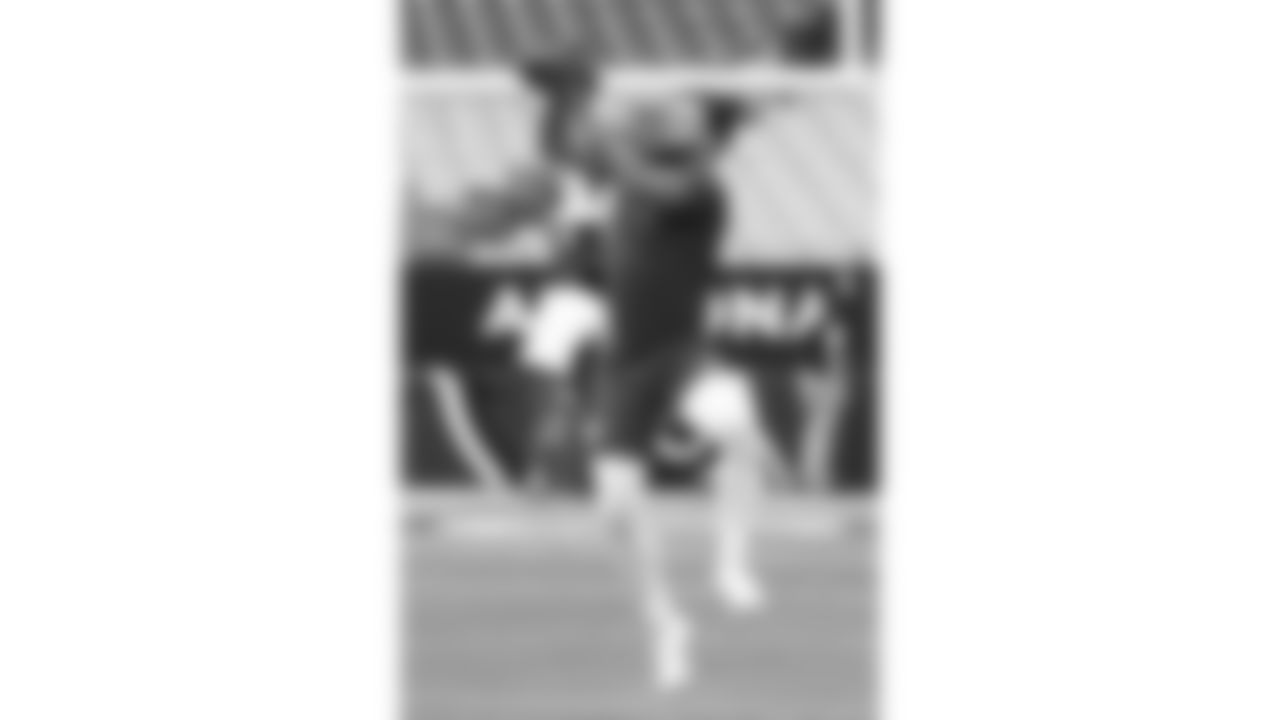 Kansas City Chiefs tight end Noah Gray (83) catches the ball during warm ups prior to a preseason week 1 NFL football game against the Arizona Cardinals, Saturday, August 9, 2025 in Glendale, AZ.