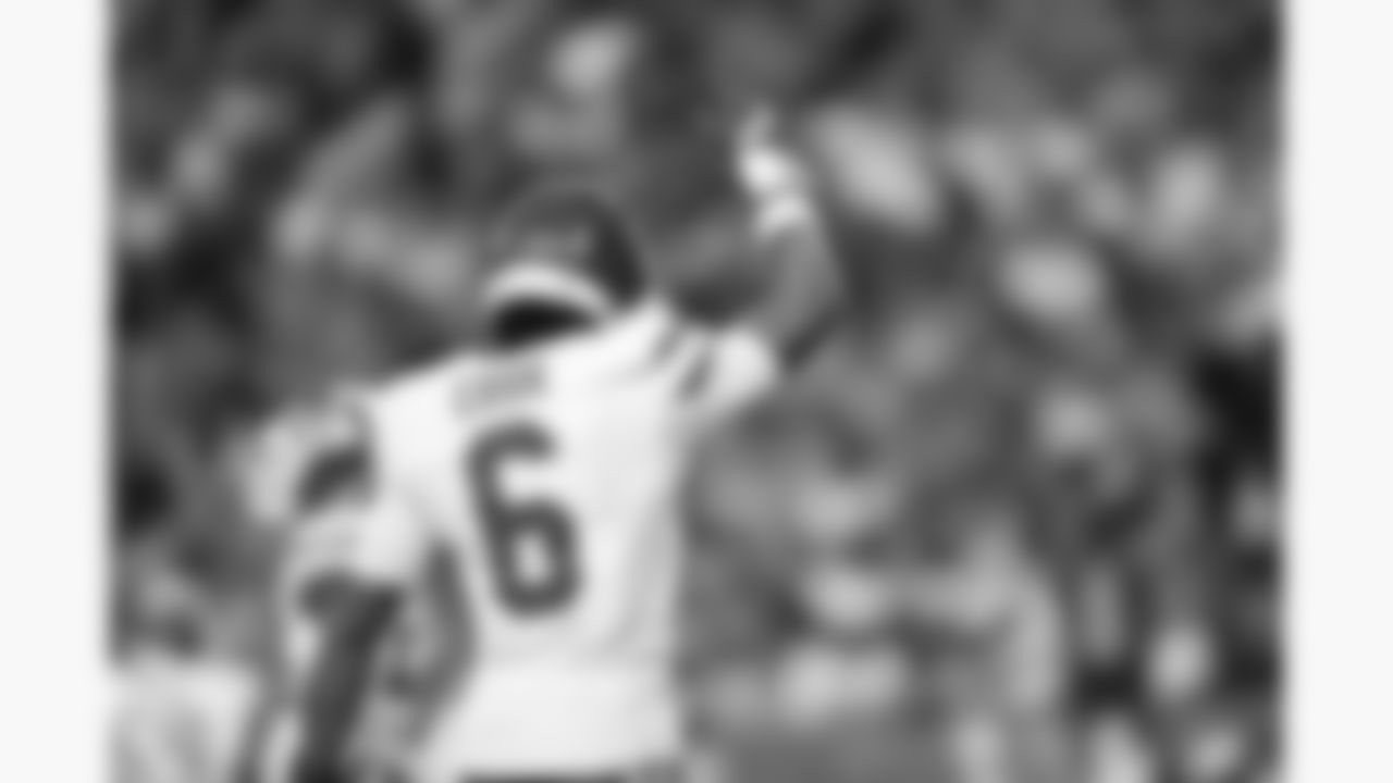 Kansas City Chiefs safety Bryan Cook (6) points up during a week 11 NFL football game against the Denver Broncos, Sunday, November 16, 2025 in Denver, CO.