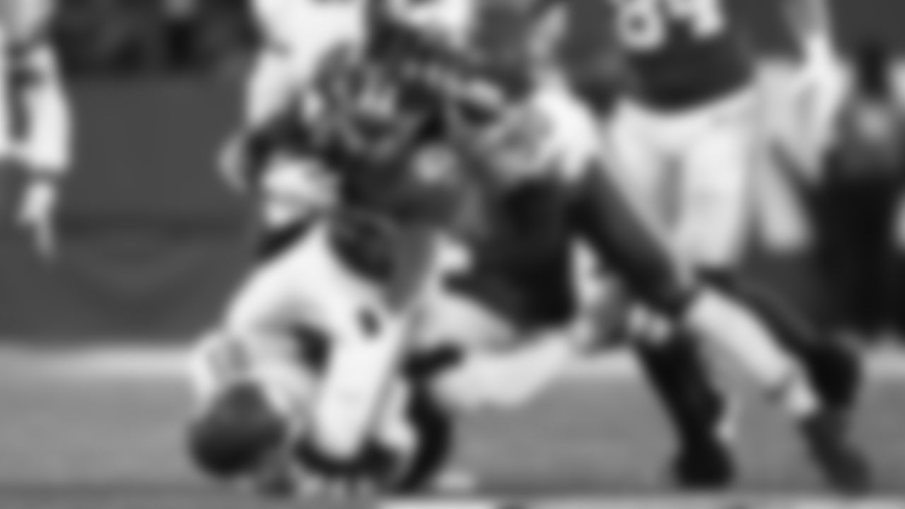 Kansas City Chiefs defensive back Jaden Hicks (21) and defensive end Charles Omenihu (90) tackle New York Giants running back Tyrone Tracy Jr. (29) during the week 3 NFL football game, Sunday, September 21, 2025 in East Rutherford, NJ.