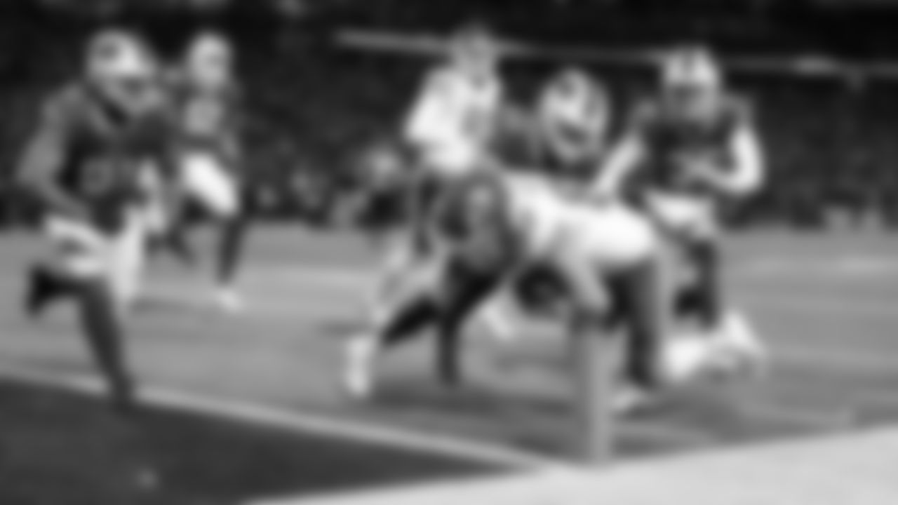 Kansas City Chiefs tight end Travis Kelce (87) rushes into the end zone during the NFL Divisional Playoff football game against the Buffalo Bills on Sunday, January 21, 2024 in Buffalo.