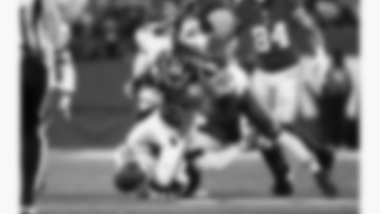 Kansas City Chiefs defensive back Jaden Hicks (21) and defensive end Charles Omenihu (90) tackle New York Giants running back Tyrone Tracy Jr. (29) during the week 3 NFL football game, Sunday, September 21, 2025 in East Rutherford, NJ.