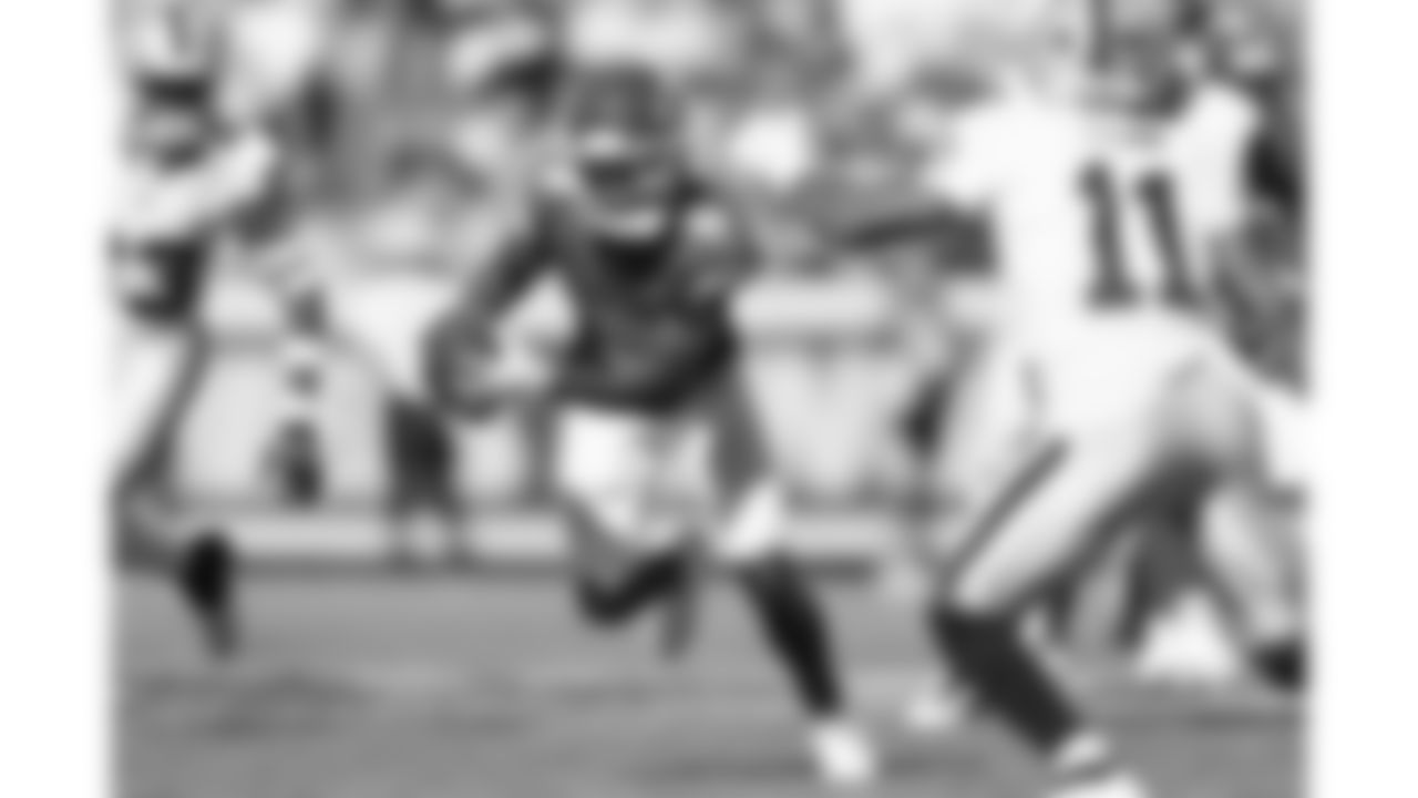 Kansas City Chiefs wide receiver Hollywood Brown (5) runs with the ball during a week 7 NFL football game against the Las Vegas Raiders, Sunday, October 19, 2025 in Kansas City, MO.