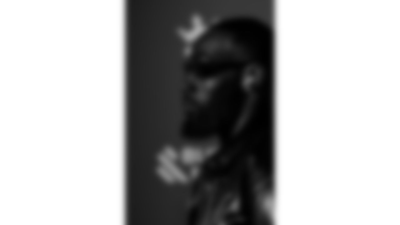 Kansas City Chiefs defensive end Charles Omenihu (90) arrives prior to a week 8 NFL Football game against the Washington Commanders on Monday, October 27, 2025 in Kansas City, MO.