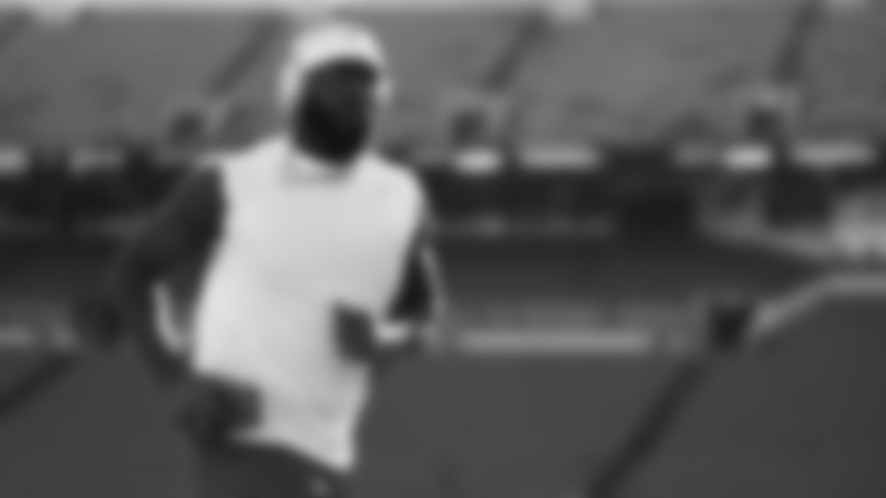 Kansas City Chiefs defensive end Charles Omenihu (90) prior to a week 9 NFL football game against the Buffalo Bills, Sunday, November 2, 2025 in Buffalo, NY