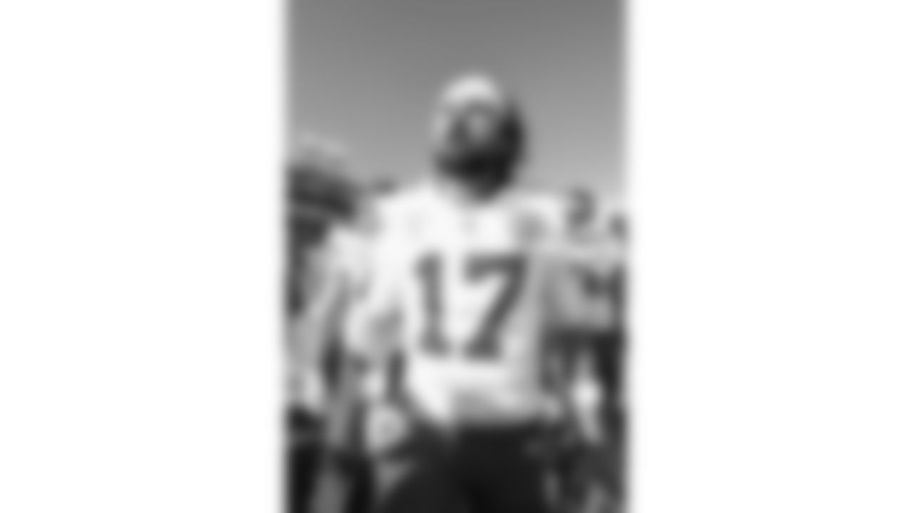 Kansas City Chiefs quarterback Gardner Minshew (17) in the team huddle prior to a week 16 NFL Football game against the Tennessee Titans on Sunday, December 21, 2025 in Nashville, Tennessee.