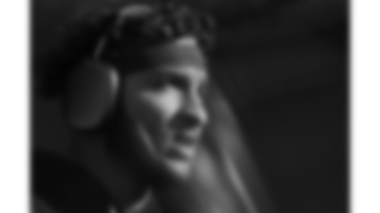 Kansas City Chiefs defensive back Jaden Hicks (21) enters the field prior to a week 16 NFL Football game against the Tennessee Titans on Sunday, December 21, 2025 in Nashville, Tennessee.