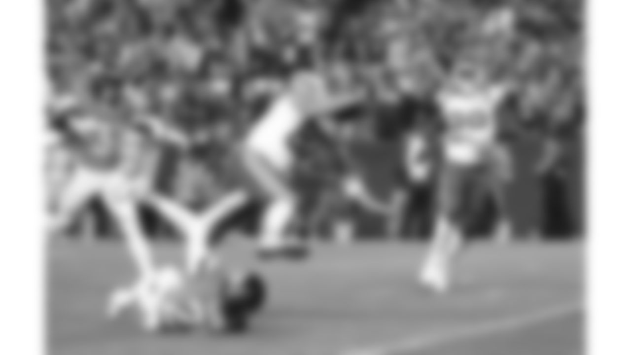 Kansas City Chiefs tight end Travis Kelce (87) runs with the ball during a week 11 NFL football game against the Denver Broncos, Sunday, November 16, 2025 in Denver, CO.