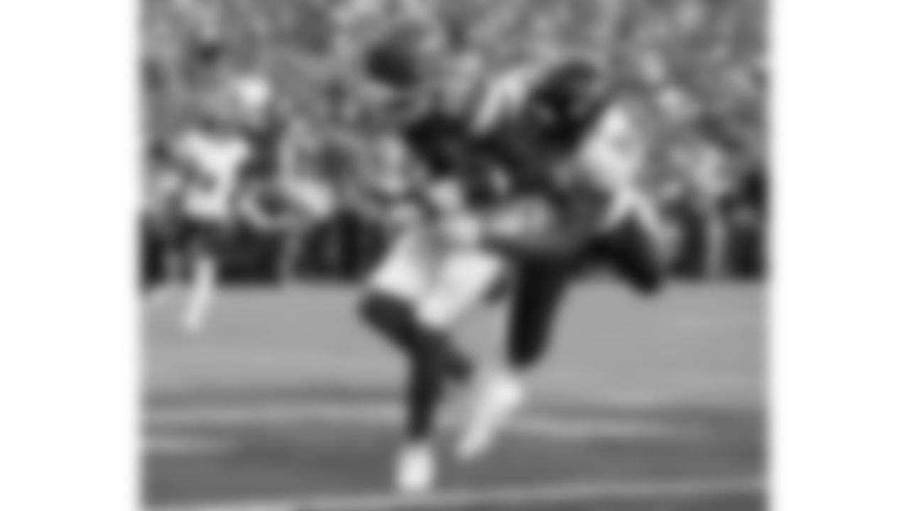 Kansas City Chiefs wide receiver Tyquan Thornton (80) scores a touchdown in front of Baltimore Ravens safety Kyle Hamilton (14) during the week 4 NFL football game, Sunday, September 28, 2025 in Kansas City, MO.