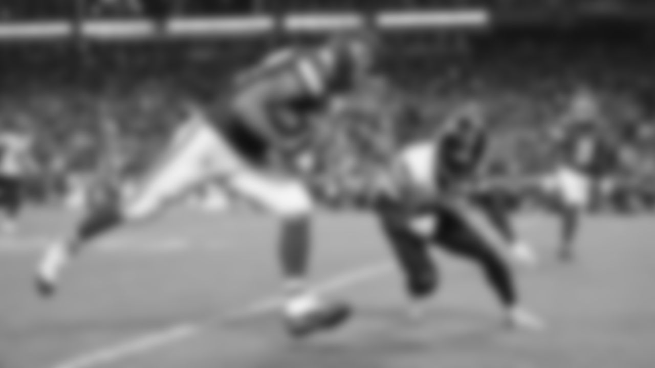 Kansas City Chiefs tight end Travis Kelce (87) runs the ball during a week 8 NFL Football game against the Washington Commanders on Monday, October 27, 2025 in Kansas City, MO.