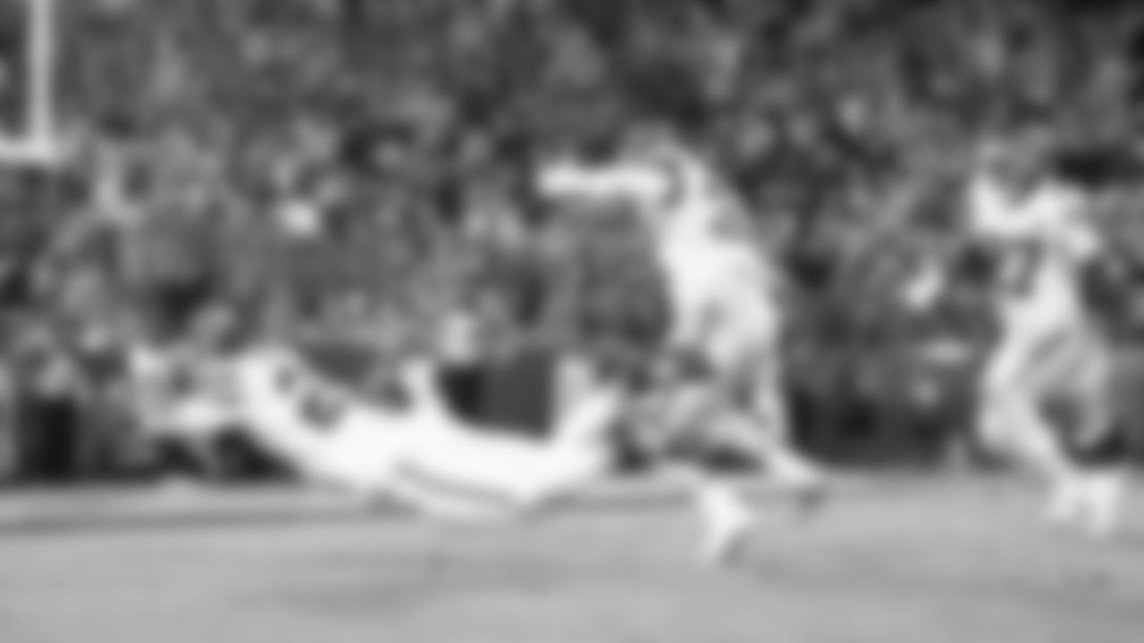 Kansas City Chiefs middle linebacker Drue Tranquill (23) attempts to intercept the ball during the week 5 NFL football game against the Jacksonville Jaguars, Monday, October 6, 2025 in Jacksonville, FL.