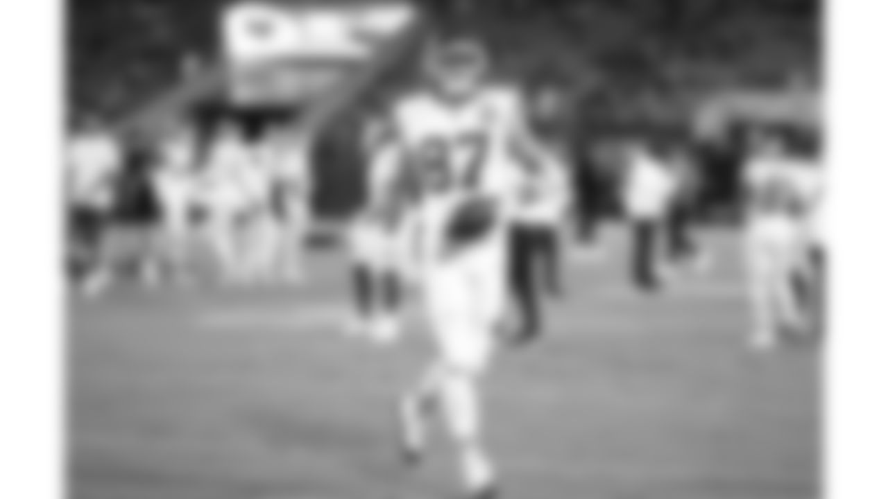 Kansas City Chiefs tight end Travis Kelce (87) warms up prior to a week 5 NFL football game against the Jacksonville Jaguars, Monday, October 6, 2025, in Jacksonville, FL.