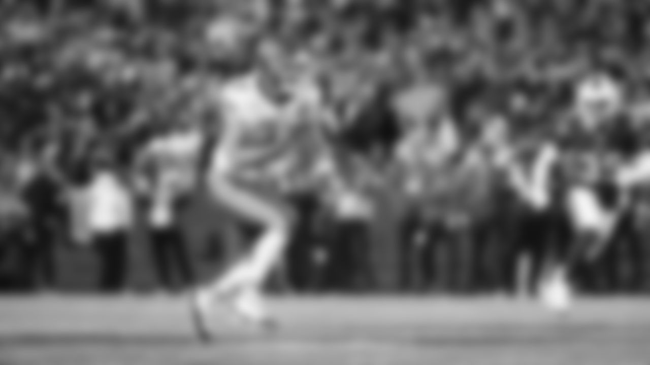 Kansas City Chiefs tight end Travis Kelce (87) runs the ball during a week 9 NFL football game against the Buffalo Bills, Sunday, November 2, 2025 in Buffalo, NY